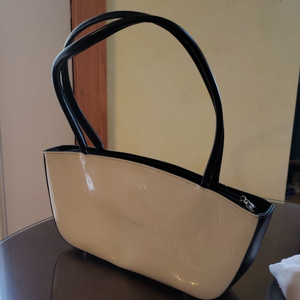 Beijo patent leather white and black handbag